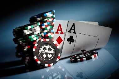 Detailed look at slot game cascades and cluster mechanics on mobile device